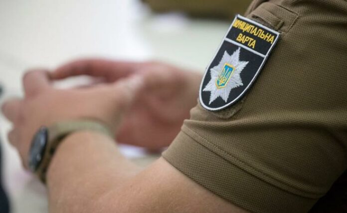 У центрі Львова затримали хуліганів, які справляли нужду в урну (фото) У центрі Львова затримали хуліганів, які справляли нужду в урну (фото)