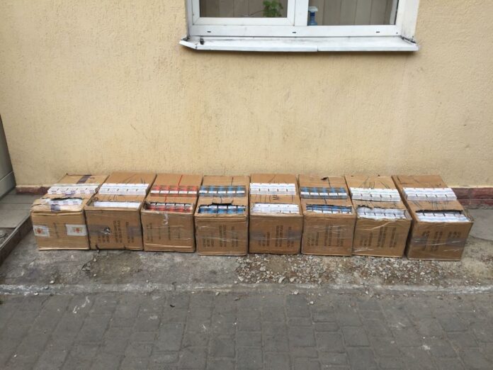 Львівські прикордонники виявили у вагоні з чорною рудою контрабандні сигарети (фото) Львівські прикордонники виявили у вагоні з чорною рудою контрабандні сигарети (фото)
