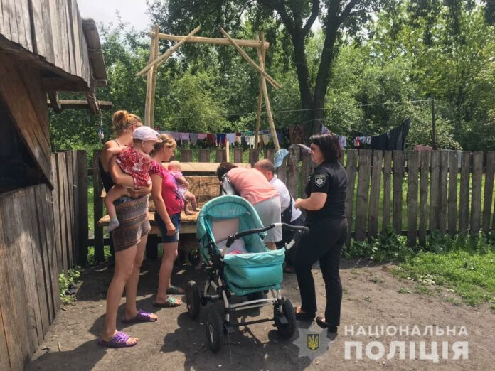 На Львівщині поліцейські відвідують сім’ї, що опинилися в складних життєвих обставинах На Львівщині поліцейські відвідують сім’ї, що опинилися в складних життєвих обставинах