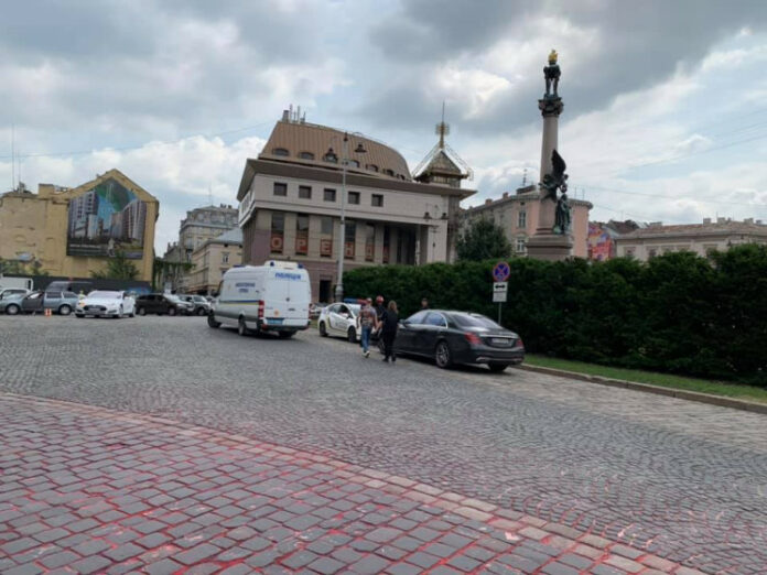 У центрі Львова «замінували» автомобіль У центрі Львова «замінували» автомобіль