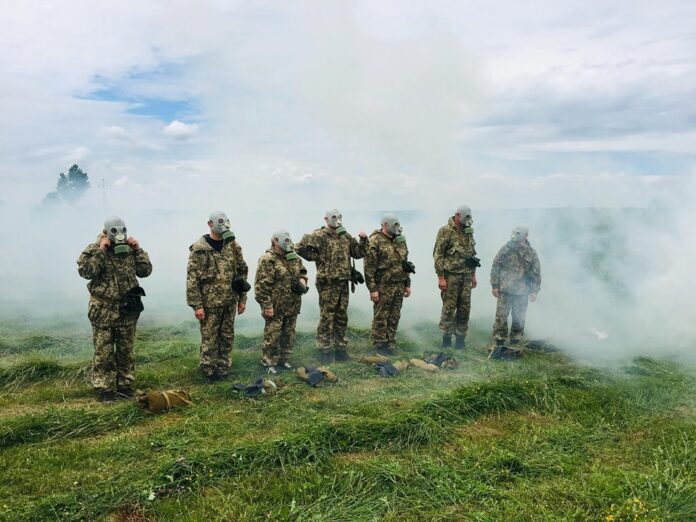 Як десантники на полігоні тренували депутатів Львівської міськради (фото) Як десантники на полігоні тренували депутатів Львівської міськради (фото)