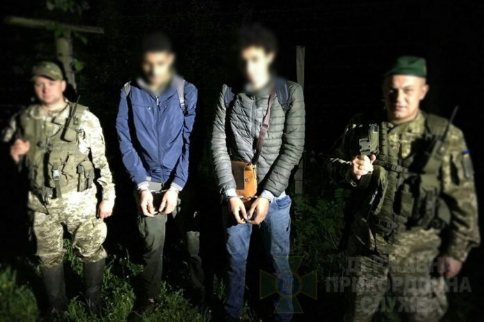 На Львівщині прикодонники затримали нелегалів із Єгипту На Львівщині прикодонники затримали нелегалів із Єгипту