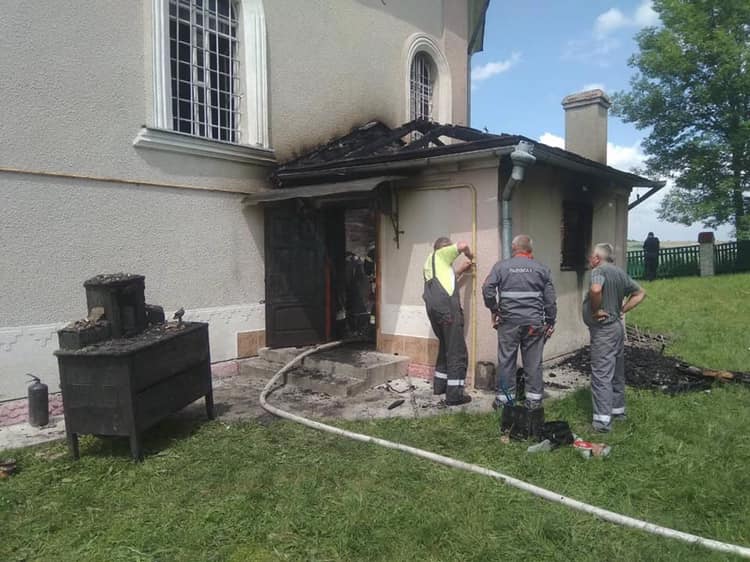 На Львівщині внаслідок пожежі ледь не згоріла церква (фото)
