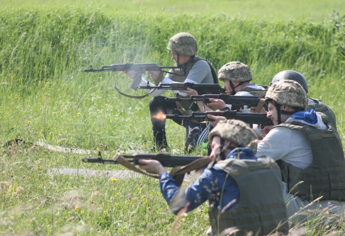 Як львівські десантники вчили стріляти студентів-медиків (фото) Як львівські десантники вчили стріляти студентів-медиків (фото)