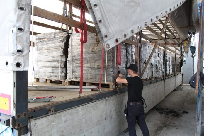 Львівські прикордонники вилучили майже 12 тисяч пачок контрабандних цигарок (фото, відео) Львівські прикордонники вилучили майже 12 тисяч пачок контрабандних цигарок (фото, відео)