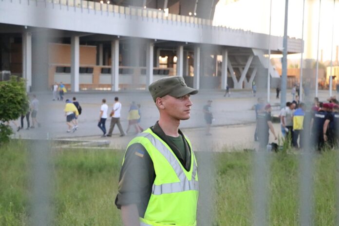 Порядок під час футболу на «Арені Львів» забезпечували нацгвардійці з Рівного, Ужгорода та Тернополя Порядок під час футболу на «Арені Львів» забезпечували нацгвардійці з Рівного, Ужгорода та Тернополя