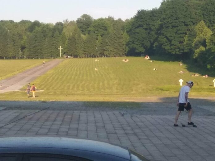 Львів’яни влаштували пляж на Марсовому полі (фото) Львів’яни влаштували пляж на Марсовому полі (фото)
