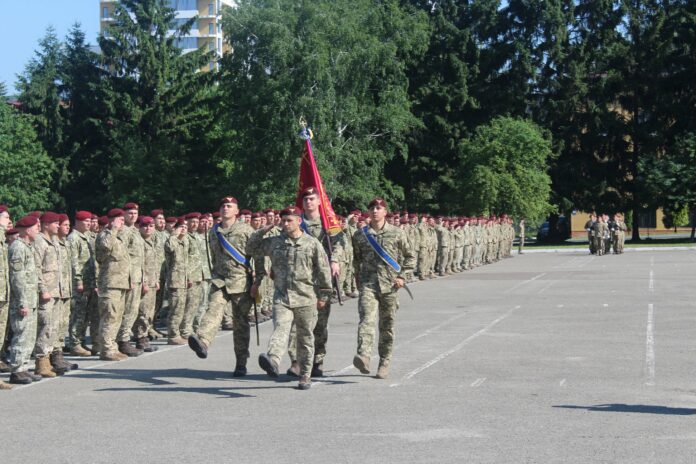 До Львова з фронту повернулося 200 десантників (фото) До Львова з фронту повернулося 200 десантників (фото)