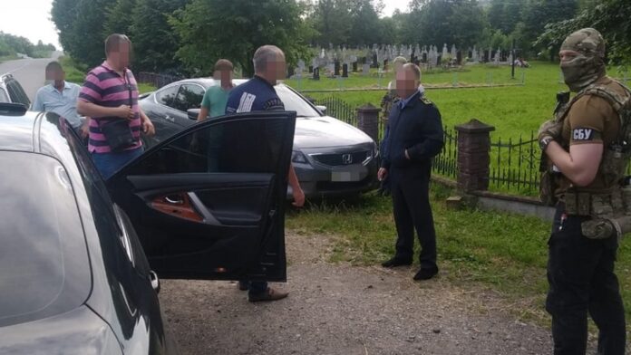 На Львівщині СБУ викрила на систематичних хабарах двох митників (фото) На Львівщині СБУ викрила на систематичних хабарах двох митників (фото)