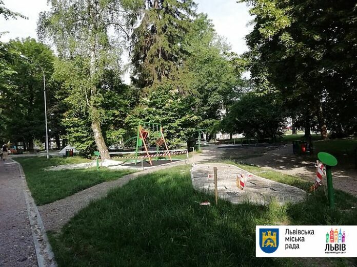 На площі святого Юра у Львові влаштовують нові атракціони на майданчику для дітей На площі святого Юра у Львові влаштовують нові атракціони на майданчику для дітей