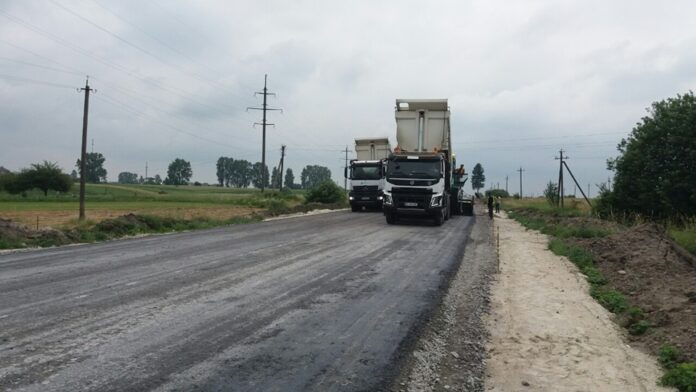 На Львівщині ремонтують дорогу до Меденич (фото) На Львівщині ремонтують дорогу до Меденич (фото)