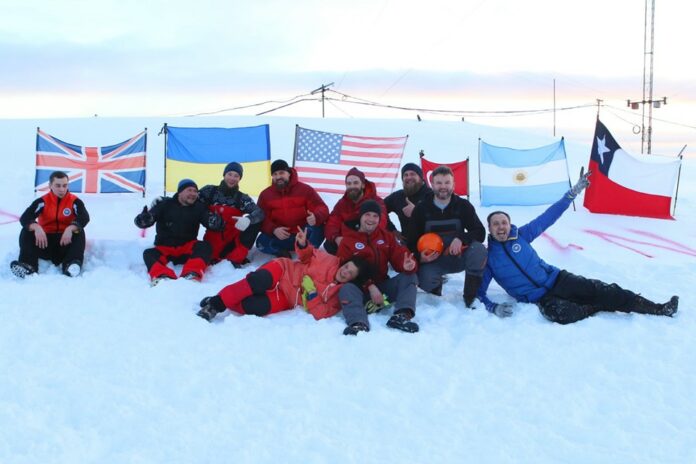 Футбол, заплив у крижаній воді і шашлик: як українські полярники в Антарктиді святкували Мідвінтер
