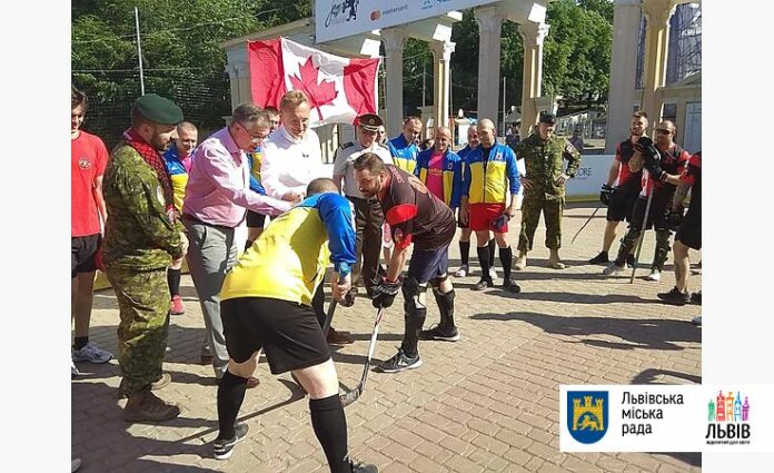 У Львові зіграли у вуличний хокей із канадцями У Львові зіграли у вуличний хокей із канадцями