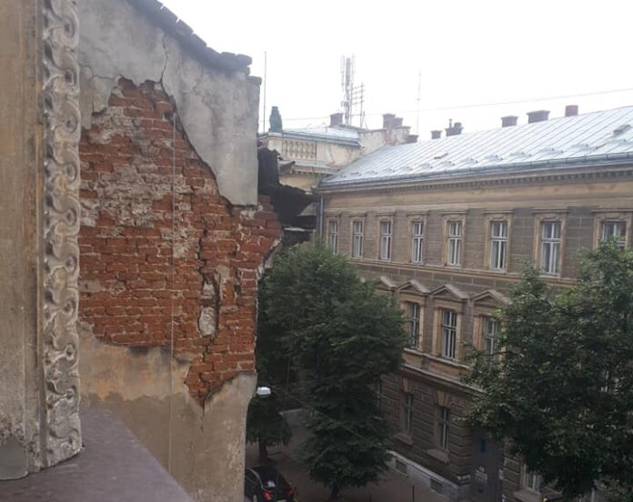 У центрі Львова обгородили будинок, в якому виникла велика тріщина (фото) У центрі Львова обгородили будинок, в якому виникла велика тріщина (фото)