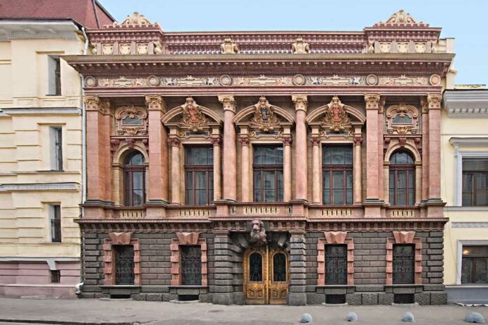 Приголомшливі українські замки, де ви не зустрінете туристів Приголомшливі українські замки, де ви не зустрінете туристів