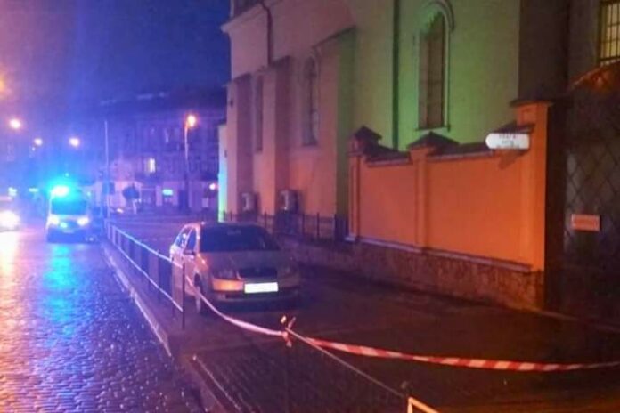 У Львові повідомили про замінування автомобіля У Львові повідомили про замінування автомобіля