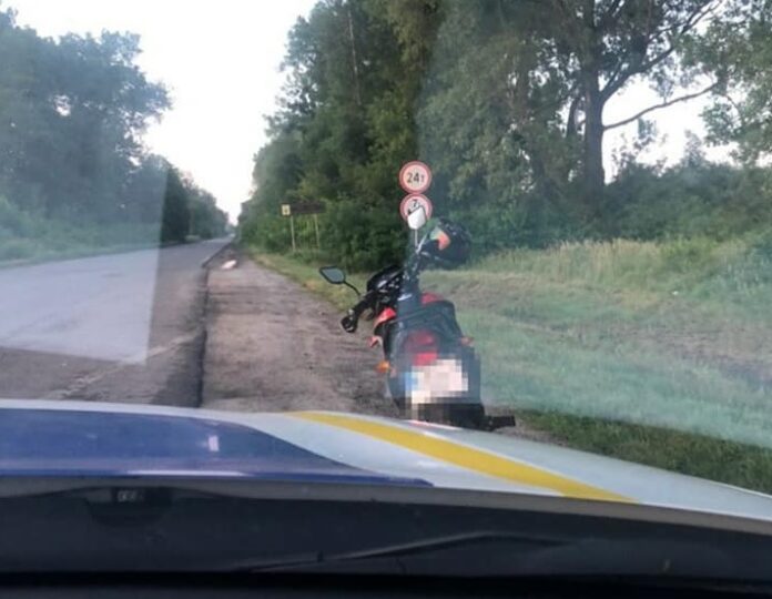 У Львівській області патрульні затримали двох нетверезих водіїв на скутерах (фото) У Львівській області патрульні затримали двох нетверезих водіїв на скутерах (фото)