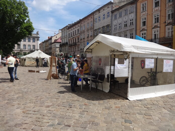 Пішли на діалог. Протестувальники під Львівською міською радою поки що згорнуть намети Пішли на діалог. Протестувальники під Львівською міською радою поки що згорнуть намети