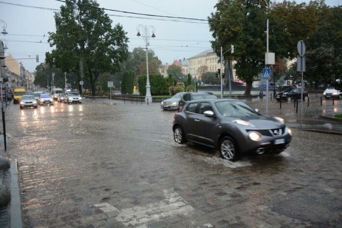 До кінця доби у Львові обіцяють грози та град До кінця доби у Львові обіцяють грози та град