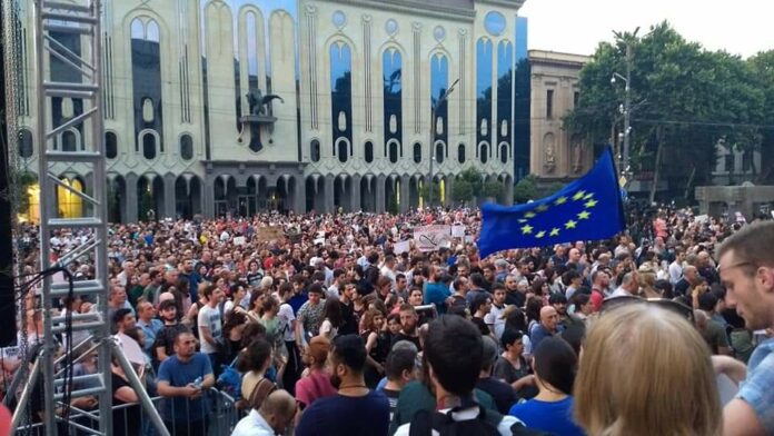 Протести у Тбілісі: чому грузини вийшли на вулиці і чого вимагають Протести у Тбілісі: чому грузини вийшли на вулиці і чого вимагають