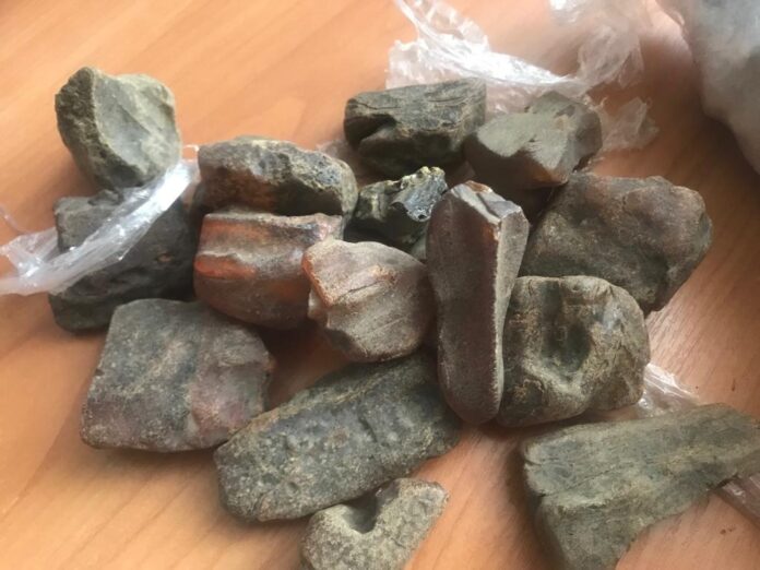 Через пункт пропуску «Рава-Руська» чоловік намагався перевезти 12 кілограмів бурштину (фото) Через пункт пропуску «Рава-Руська» чоловік намагався перевезти 12 кілограмів бурштину (фото)