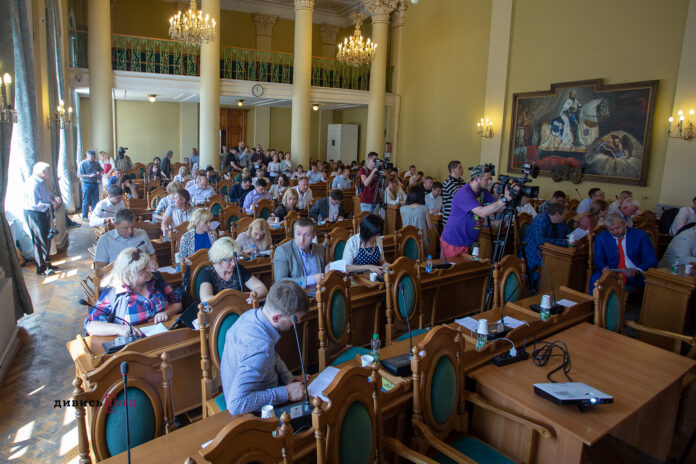 Депутати вимагають покарати Садового за порушення правил дорожнього руху Депутати вимагають покарати Садового за порушення правил дорожнього руху
