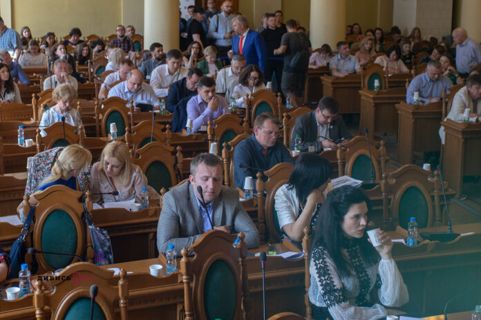Львівські депутати підтримали петицію проти варварської обрізки дерев Львівські депутати підтримали петицію проти варварської обрізки дерев