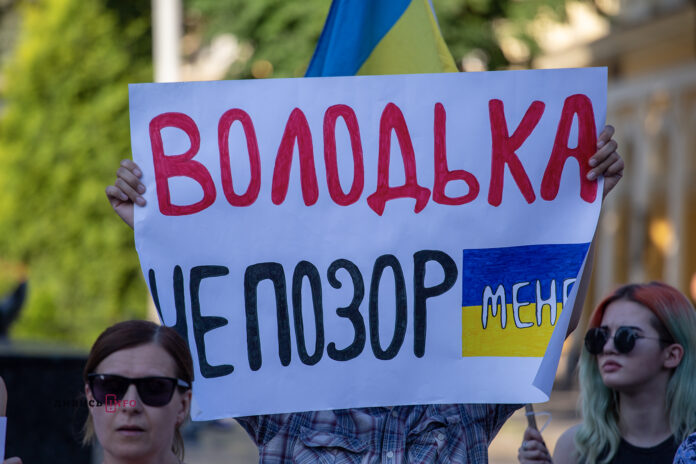«Ні капітуляції»: у Львові відбулась акція через заяву Зеленського по Донбасу (фото) «Ні капітуляції»: у Львові відбулась акція через заяву Зеленського по Донбасу (фото)