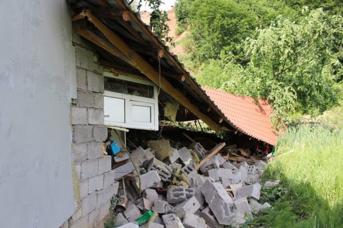 Руйнівна негода: на Львівщині через зсув ґрунту пошкоджено будинок і стайню Руйнівна негода: на Львівщині через зсув ґрунту пошкоджено будинок і стайню