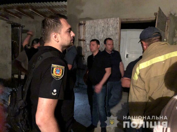 Поліцейські знайшли тіло 11-річної зниклої дівчинки у вигрібній ямі (фото, відео) Поліцейські знайшли тіло 11-річної зниклої дівчинки у вигрібній ямі (фото, відео)