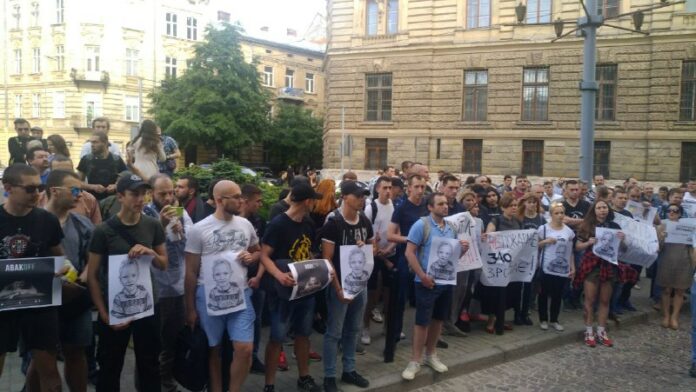 У Львові пройшла акція через вбивство поліцейськими 5-річного хлопчика У Львові пройшла акція через вбивство поліцейськими 5-річного хлопчика