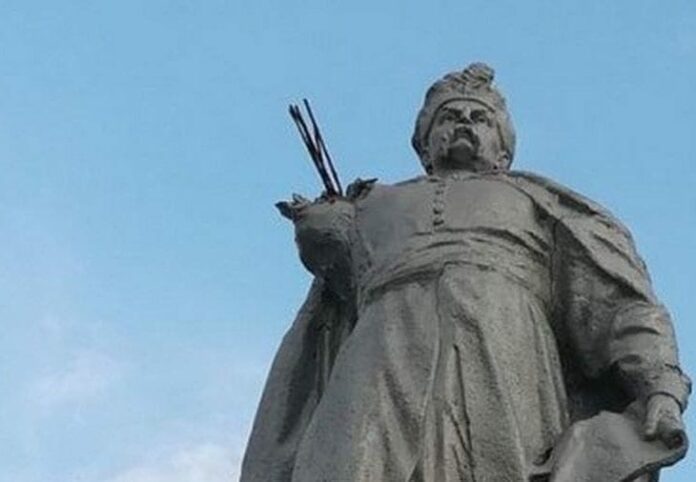 У рідному місті президента у пам’ятника Хмельницькому відпала рука з булавою (фото) У рідному місті президента у пам’ятника Хмельницькому відпала рука з булавою (фото)