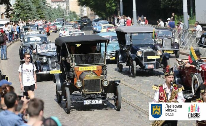 У Львові триває фестиваль ретро-автомобілів Leopolis Grand Prix (фото) У Львові триває фестиваль ретро-автомобілів Leopolis Grand Prix (фото)