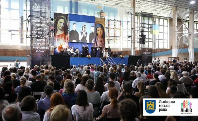 Сотні львів’ян прийшли на молитовну зустріч із сестрою Ліджі Пайяпілі Сотні львів’ян прийшли на молитовну зустріч із сестрою Ліджі Пайяпілі