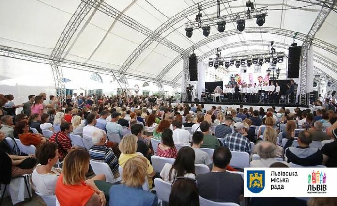 Львівський хор «Гомін» виконав на сцені Leopolis Jazz Fest джазові композиції (відео) Львівський хор «Гомін» виконав на сцені Leopolis Jazz Fest джазові композиції (відео)