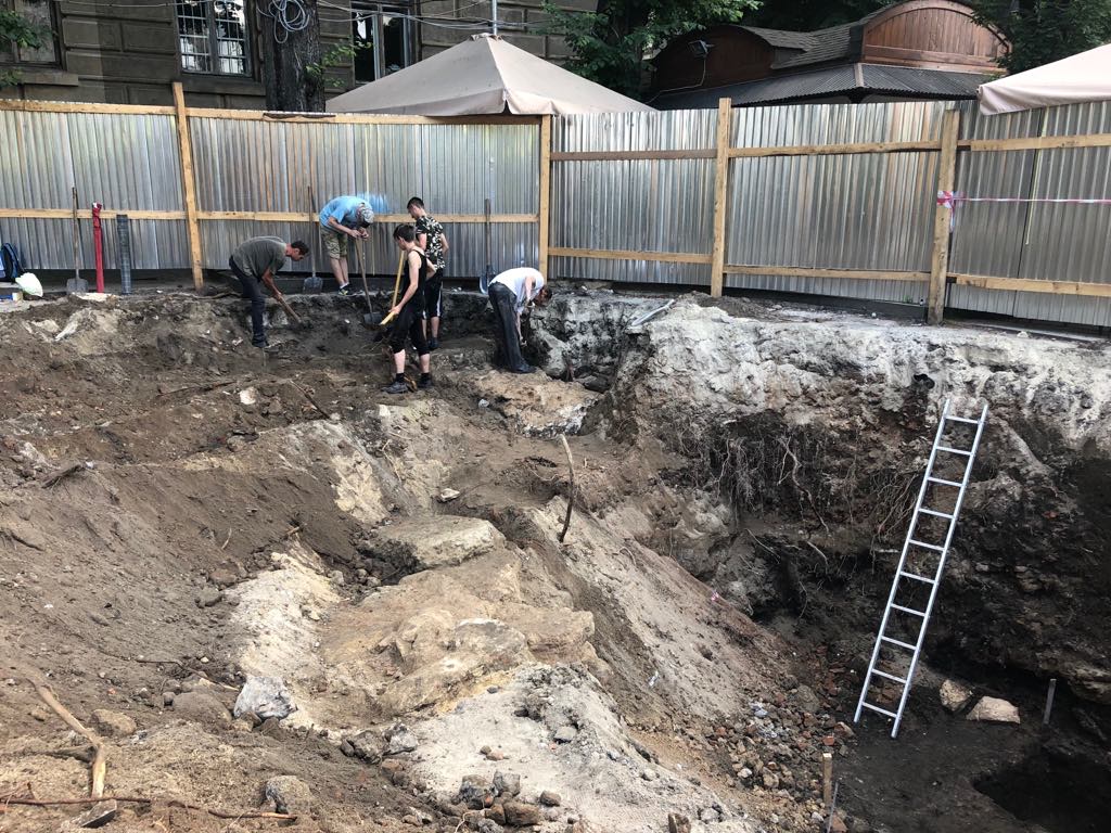 Скелети, виявлені на місці фонтану «Кульбаба» у Львові, дослідять антропологи