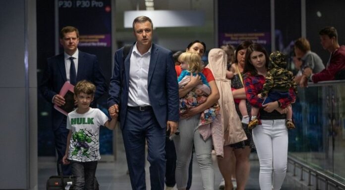 В Україну повернулися 10 дітей жінки, яку в Грузії підозрюють у торгівлі неповнолітніми В Україну повернулися 10 дітей жінки, яку в Грузії підозрюють у торгівлі неповнолітніми