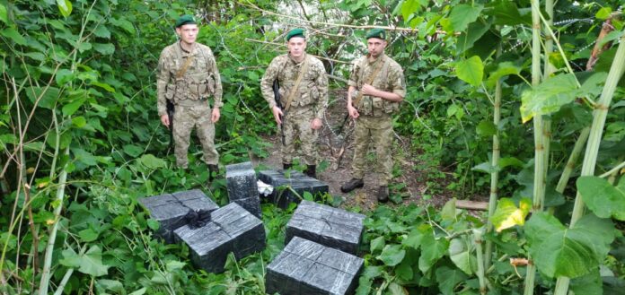 Прикордонники виявили біля кордону із Румунією 3 тисячі пачок сигарет (фото, відео) Прикордонники виявили біля кордону із Румунією 3 тисячі пачок сигарет (фото, відео)