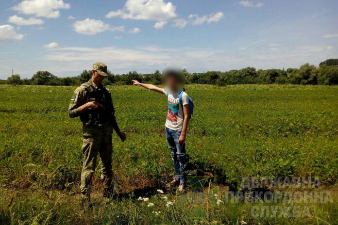 На Львівщині прикордонники біля кордону з Польщею зупинили нелегала На Львівщині прикордонники біля кордону з Польщею зупинили нелегала