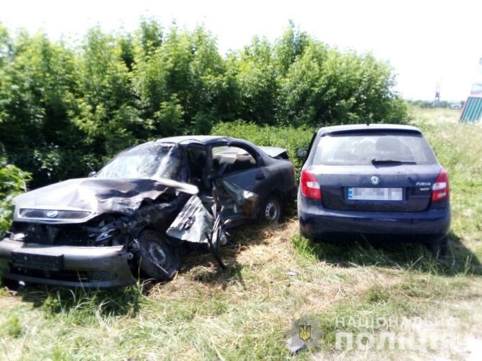 У Городку зіткнулися три автомобілі, один з водіїв загинув (фото) У Городку зіткнулися три автомобілі, один з водіїв загинув (фото)