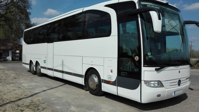 Туристичний автобус намагався виїхати з України за підробленими документами Туристичний автобус намагався виїхати з України за підробленими документами
