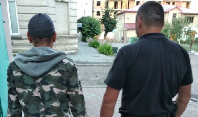 Поліцейські затримали чоловіка, який «замінував» пункт пропуску «Шегині» (фото) Поліцейські затримали чоловіка, який «замінував» пункт пропуску «Шегині» (фото)
