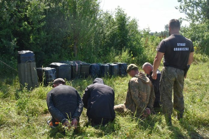 Польські прикордонники затримали українців, які переправляли сигарети через річку Польські прикордонники затримали українців, які переправляли сигарети через річку