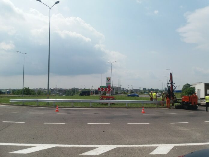 На Львівщині у селі Сокільники облаштовують бар’єри На Львівщині у селі Сокільники облаштовують бар’єри