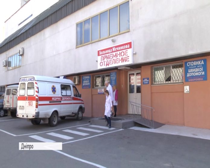 У Дніпрі лікарі рятують поранених бійців (відео) У Дніпрі лікарі рятують поранених бійців (відео)