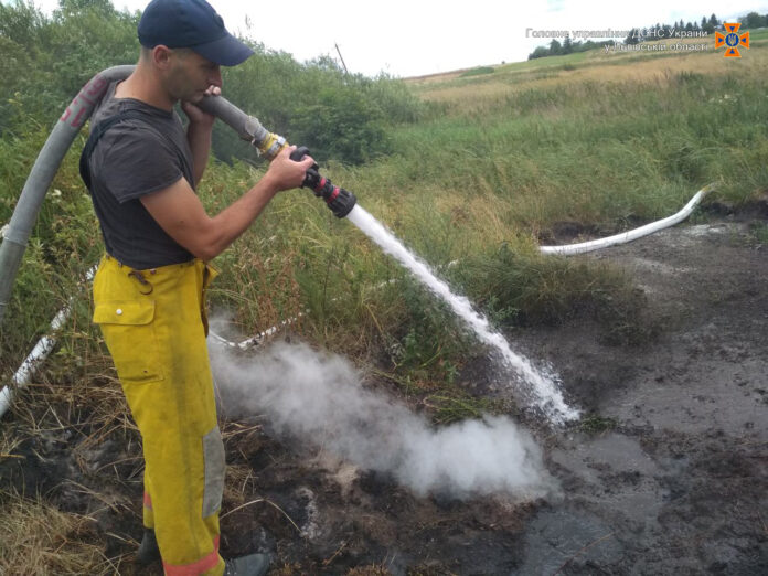 На Львівщині майже добу рятувальники гасять пожежу торфу На Львівщині майже добу рятувальники гасять пожежу торфу