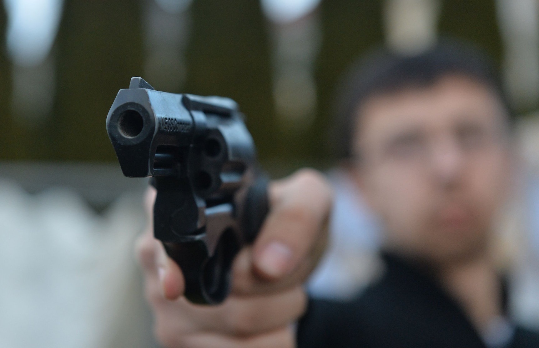 Хулігану, який у Дрогобичі накинувся з револьвером на стоматолога, загрожує до семи років
