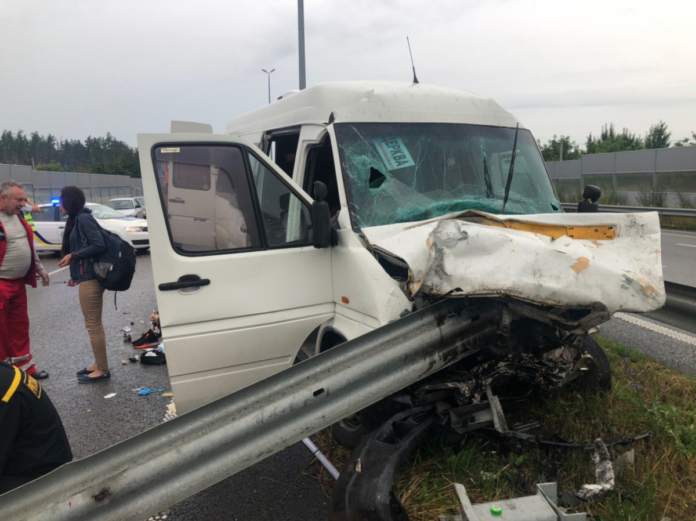 Смертельна ДТП: під Києвом зіткнулась маршрутка зі Львова та Ford (фото) (відео) Смертельна ДТП: під Києвом зіткнулась маршрутка зі Львова та Ford (фото) (відео)