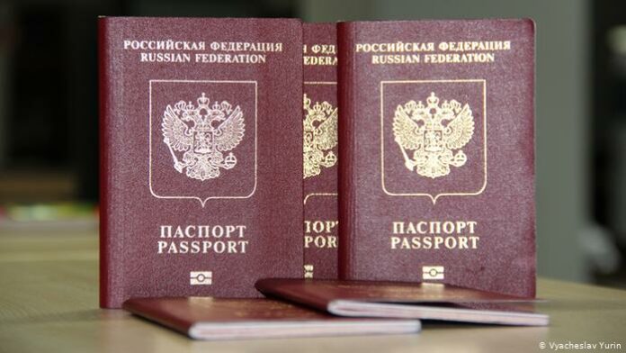 Путін розширив спрощену видачу паспортів РФ на весь Донбас Путін розширив спрощену видачу паспортів РФ на весь Донбас