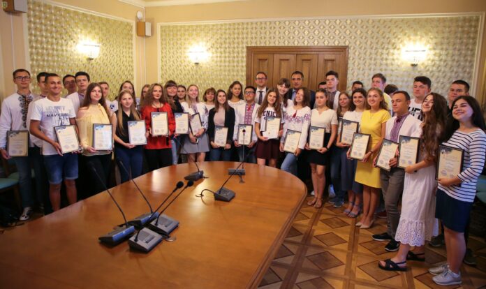 У Львові преміювали відмінників, які отримали 200 та 400 балів з ЗНО У Львові преміювали відмінників, які отримали 200 та 400 балів з ЗНО